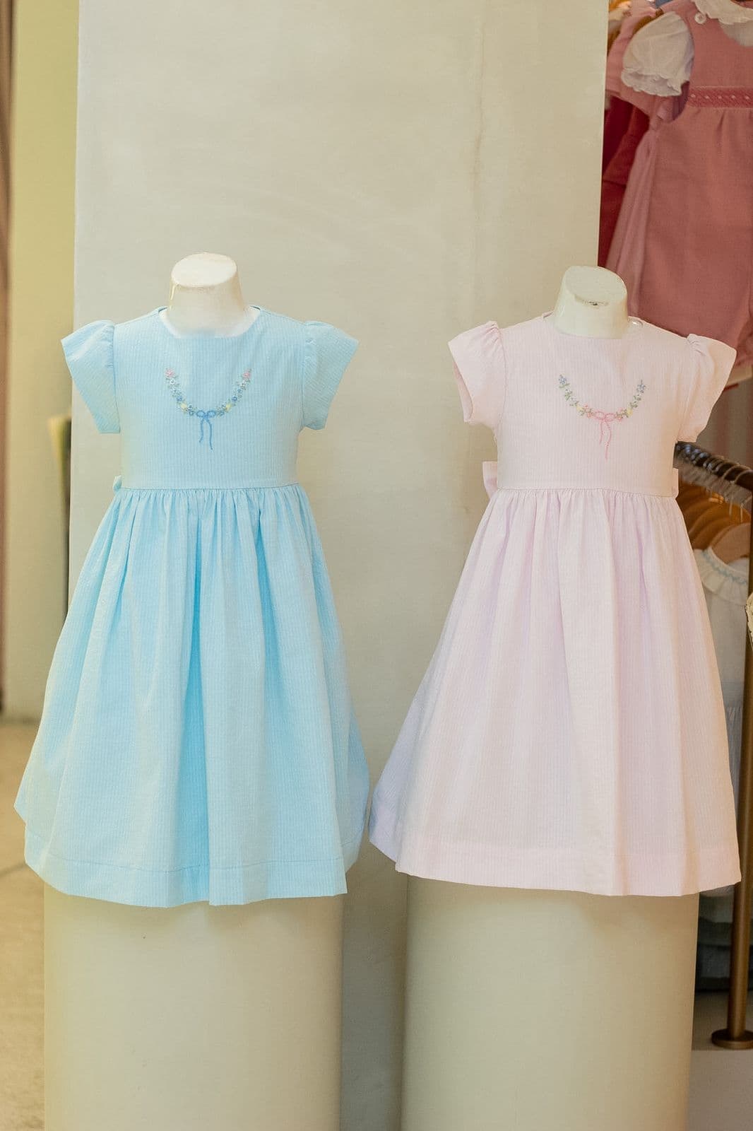 Vestido Anarruga bordado — rosa claro